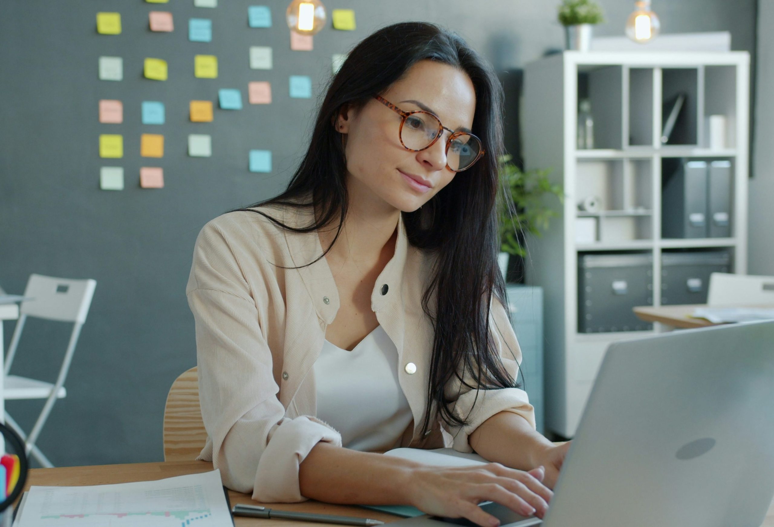 Administracija u građevinskoj tvrtki - rad u Insidico aplikaciji u uredu.